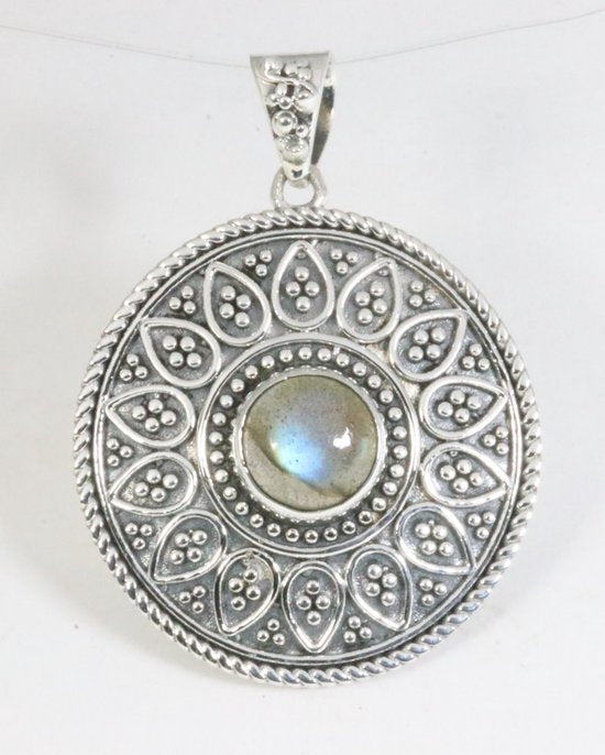 Ronde bewerkte zilveren hanger met labradoriet afbeelding 1