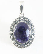 Bewerkte zilveren hanger met blauwe saffier afbeelding 1