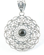 Opengewerkte zilveren hanger met onyx afbeelding 1