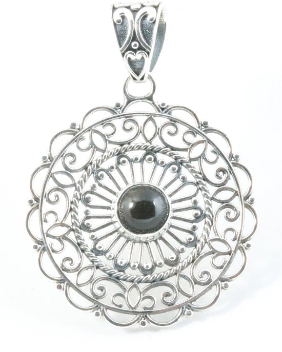 Opengewerkte zilveren hanger met onyx afbeelding 1