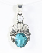 Opengewerkte zilveren hanger met blauwe topaas en parel afbeelding 1