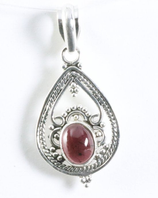 Opengewerkte zilveren hanger met granaat afbeelding 1