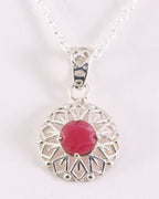 Fijne ronde opengewerkte zilveren hanger met robijn aan ketting afbeelding 1