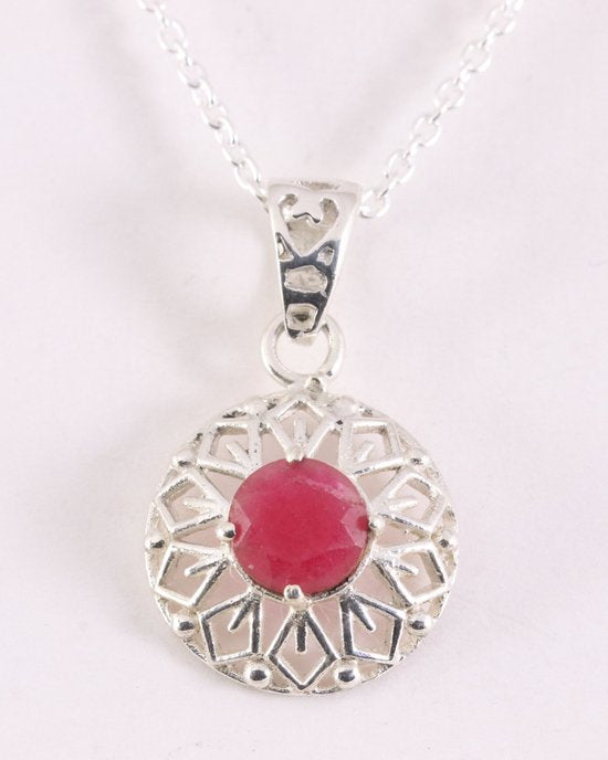 Fijne ronde opengewerkte zilveren hanger met robijn aan ketting afbeelding 1