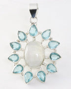 Grote opengewerkte zilveren hanger met regenboog maansteen en blauwe topaas afbeelding 1