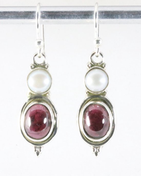 Fijne zilveren oorbellen met granaat en parel afbeelding 1