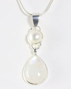 Zilveren hanger met regenboog maansteen en parel aan ketting afbeelding 1