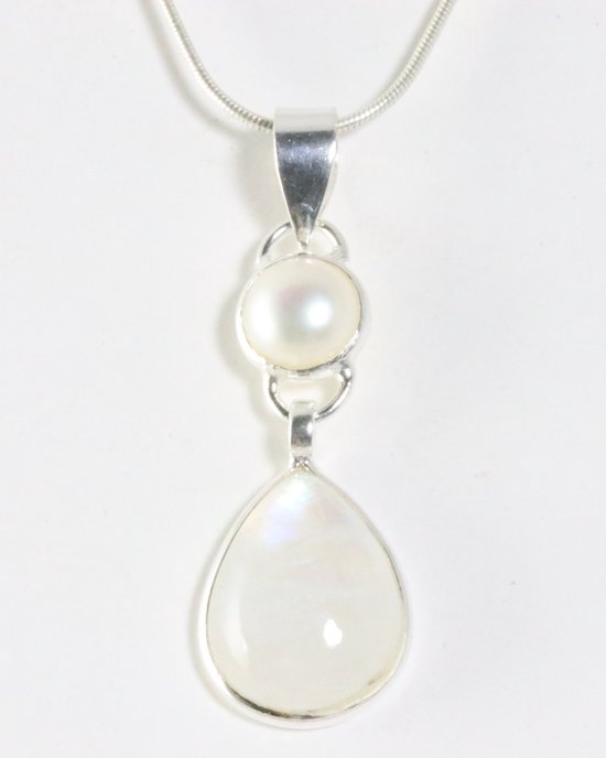 Zilveren hanger met regenboog maansteen en parel aan ketting afbeelding 1
