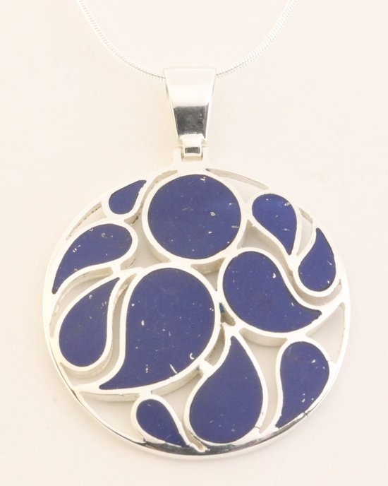 Ronde opengewerkte zilveren hanger met lapis lazuli aan ketting afbeelding 1