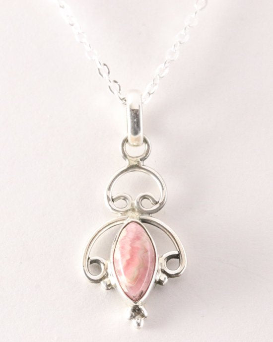 Fijne opengewerkte zilveren hanger met rhodochrosiet aan ketting afbeelding 1
