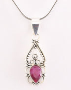 Fijne opengewerkte zilveren hanger met robijn aan ketting afbeelding 1