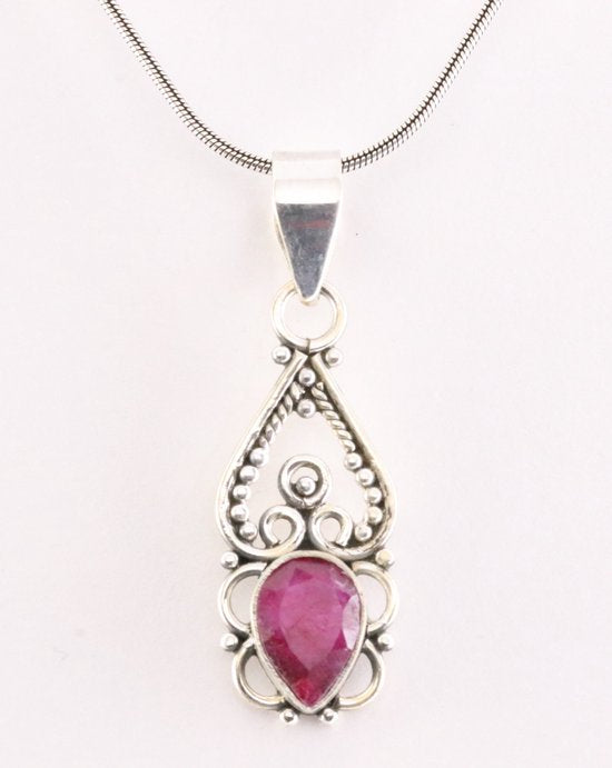 Fijne opengewerkte zilveren hanger met robijn aan ketting afbeelding 1