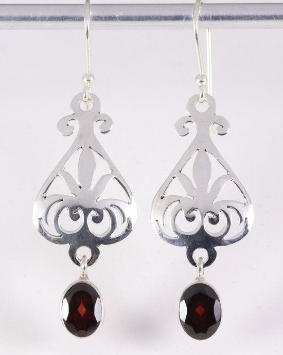 Lange opengewerkte zilveren oorbellen met granaat afbeelding 1