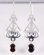 Lange opengewerkte zilveren oorbellen met granaat afbeelding 1