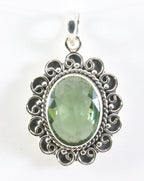 Bewerkte zilveren hanger met groene amethist afbeelding 1