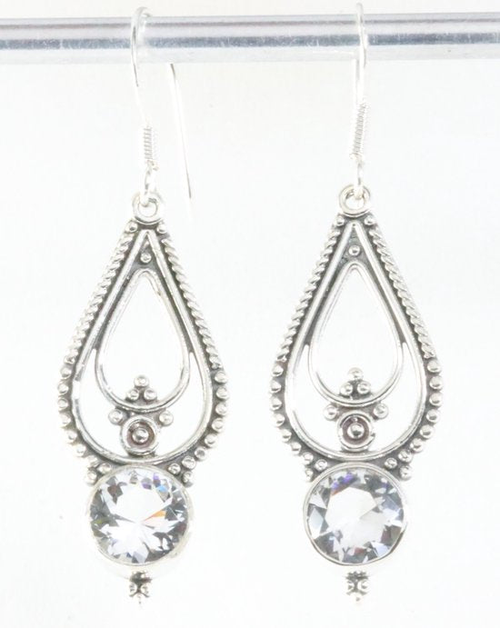 Lange opengewerkte zilveren oorbellen met bergkristal afbeelding 1