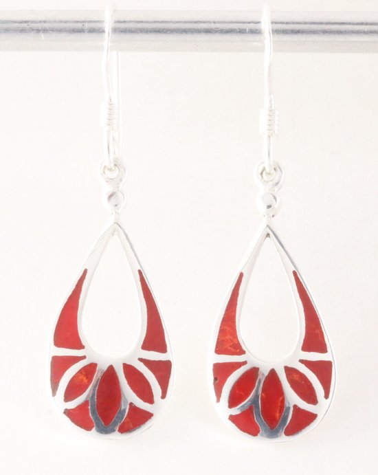 Opengewerkte druppelvormige zilveren oorbellen met rode koraal steen afbeelding 1