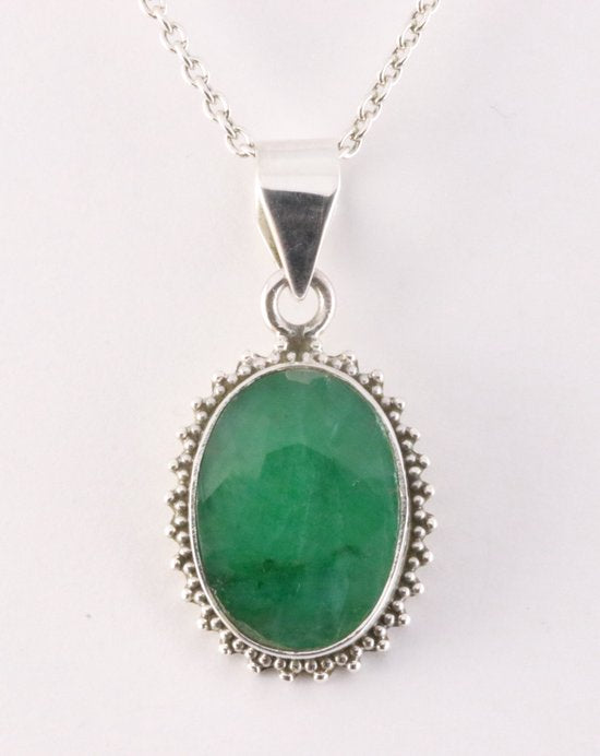 Bewerkte zilveren hanger met smaragd aan ketting afbeelding 1