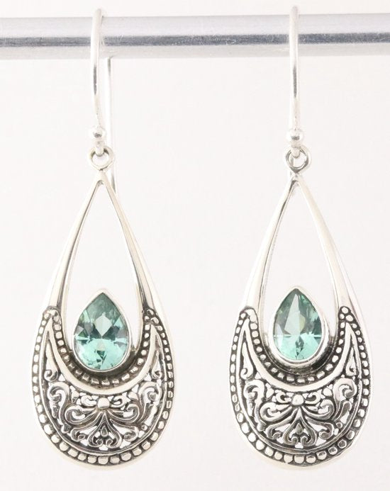 Traditionele bewerkte zilveren oorbellen met groene toermalijn afbeelding 1