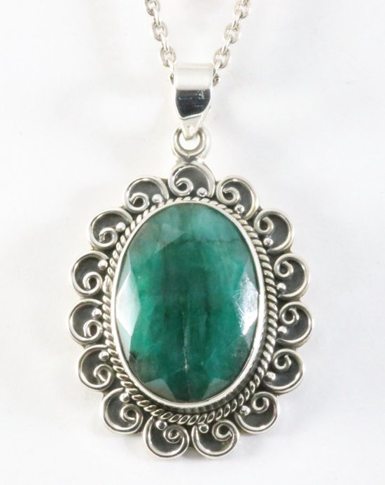 Grote bewerkte zilveren hanger met smaragd aan ketting afbeelding 1