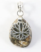 Zilveren hanger met lotus bloem op turitella agaat afbeelding 1