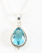 Bewerkte druppelvormige zilveren hanger met blauwe topaas aan ketting afbeelding 1