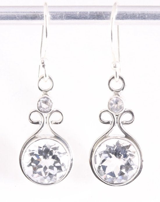 Opengewerkte zilveren oorbellen met bergkristal afbeelding 1