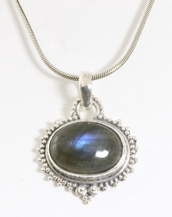Bewerkte zilveren hanger met labradoriet aan ketting afbeelding 1