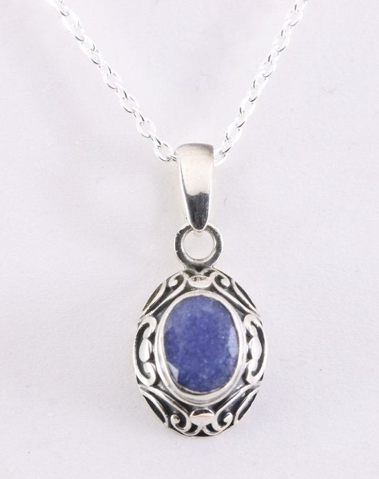 Fijne bewerkte zilveren hanger met blauwe saffier aan ketting afbeelding 1