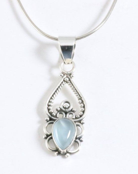 Fijne opengewerkte zilveren hanger met aqua chalcedoon aan ketting afbeelding 1