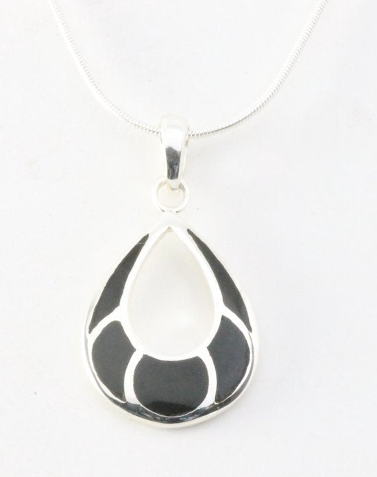 Opengewerkte druppelvormige zilveren hanger met onyx aan ketting afbeelding 1