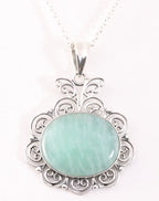 Grote opengewerkte zilveren hanger met amazoniet aan ketting afbeelding 1
