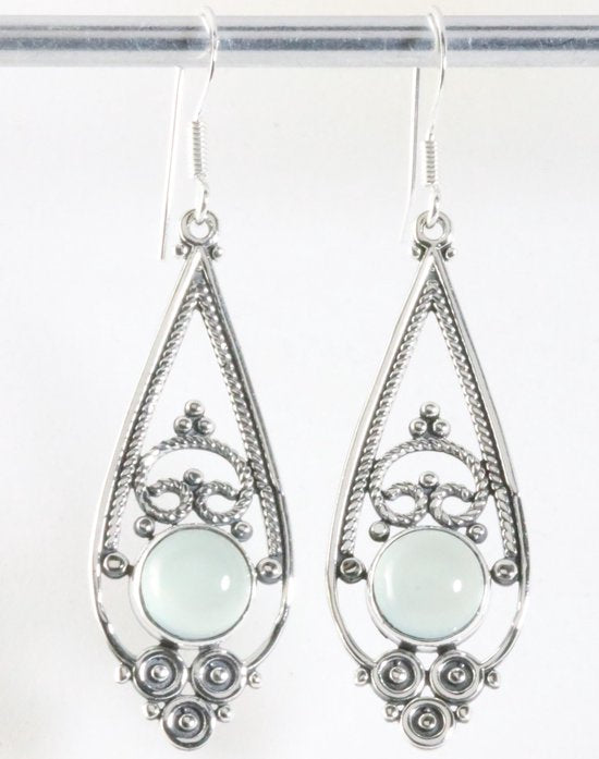 Lange opengewerkte zilveren oorbellen met aqua chalcedoon afbeelding 1