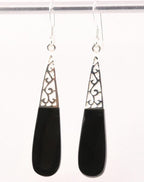 Lange opengewerkte zilveren oorbellen met onyx afbeelding 1