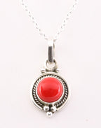 Fijne bewerkte zilveren hanger met rode koraal steen aan ketting afbeelding 1