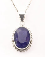 Bewerkte zilveren hanger met blauwe saffier aan ketting afbeelding 1