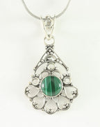 Fijne opengewerkte zilveren hanger met malachiet aan ketting afbeelding 1