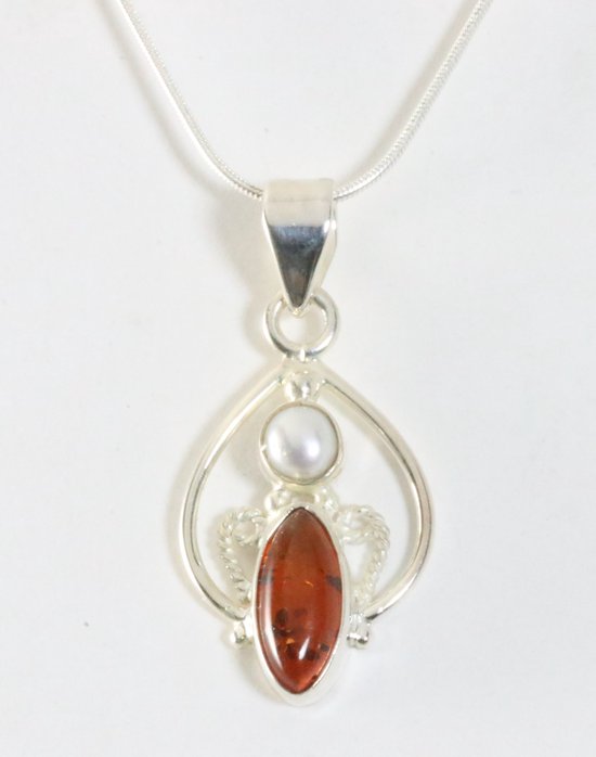 Fijne opengewerkte zilveren hanger met amber en zoetwater parel aan ketting afbeelding 1