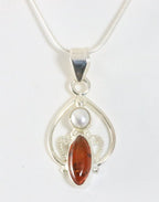 Fijne opengewerkte zilveren hanger met amber en zoetwater parel aan ketting afbeelding 1