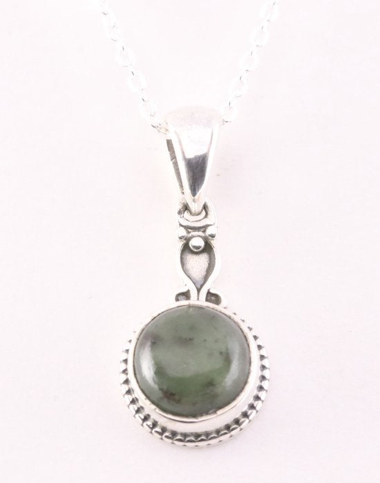 Fijne bewerkte zilveren hanger met jade aan ketting afbeelding 1