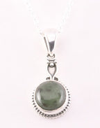 Fijne bewerkte zilveren hanger met jade aan ketting afbeelding 1