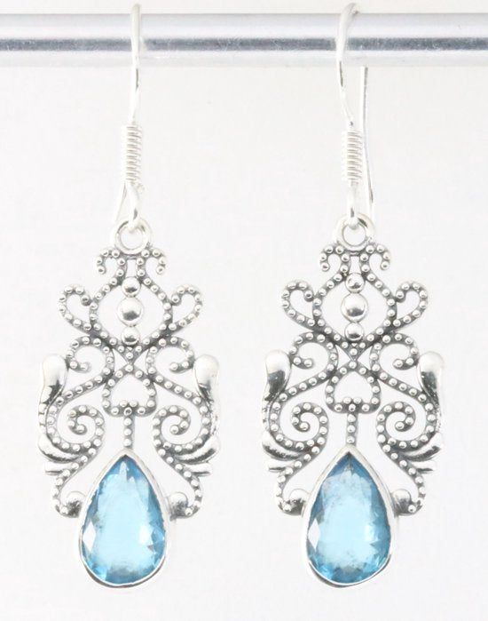 Opengewerkte zilveren oorbellen met blauwe topaas afbeelding 1