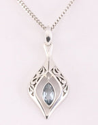 Opengewerkte zilveren hanger met blauwe topaas aan ketting afbeelding 1