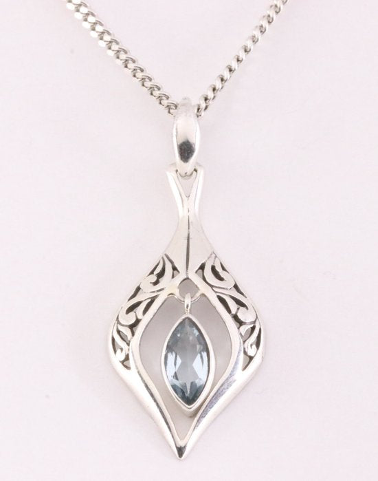 Opengewerkte zilveren hanger met blauwe topaas aan ketting afbeelding 1