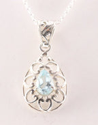 Opengewerkte druppelvormige zilveren hanger met blauwe topaas aan ketting afbeelding 1