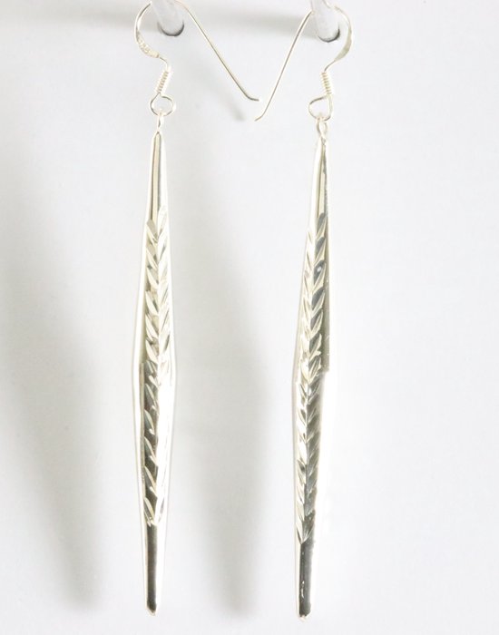 Lange gehamerde hoogglans zilveren pegel oorbellen afbeelding 2