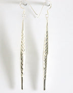 Lange gehamerde hoogglans zilveren pegel oorbellen afbeelding 2