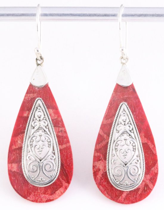 Opengewerkte zilveren oorbellen met rode koraal steen afbeelding 1