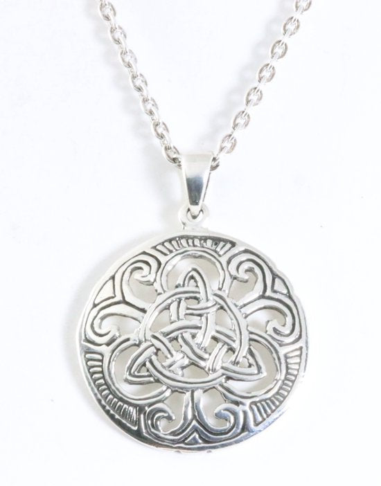 Ronde zilveren hanger met oneindige knoop aan ketting afbeelding 1