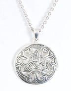 Ronde zilveren hanger met oneindige knoop aan ketting afbeelding 1